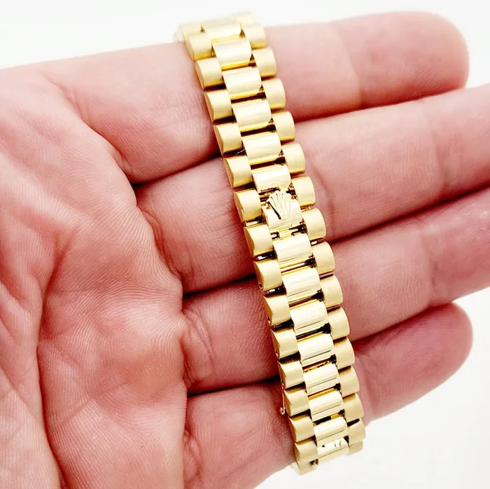 Ladies Rolex 26mm Presidential 18K Yellow Gold Watch with Silver Diamond Dial and Fluted Bezel PreOwned Rolex PreStyled Sets