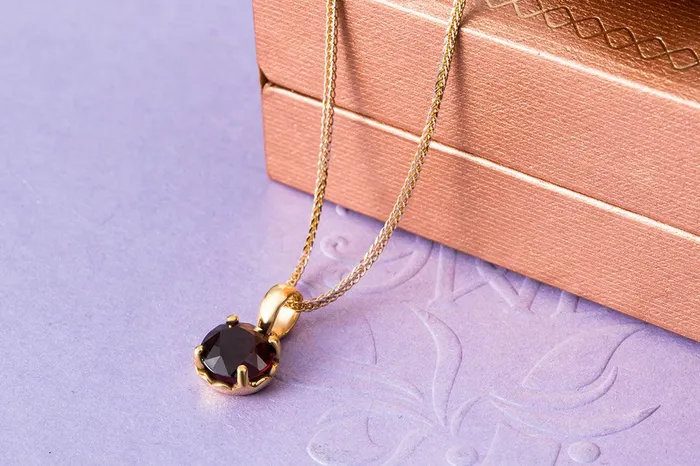 Natural Garnet 4prong Pendant Necklace in 14karat Yellow Gold AME Jewellery Necklaces
